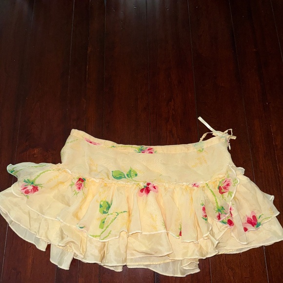 Low Rise Rose Ruffle Mini Skirt - Picture 3 of 4